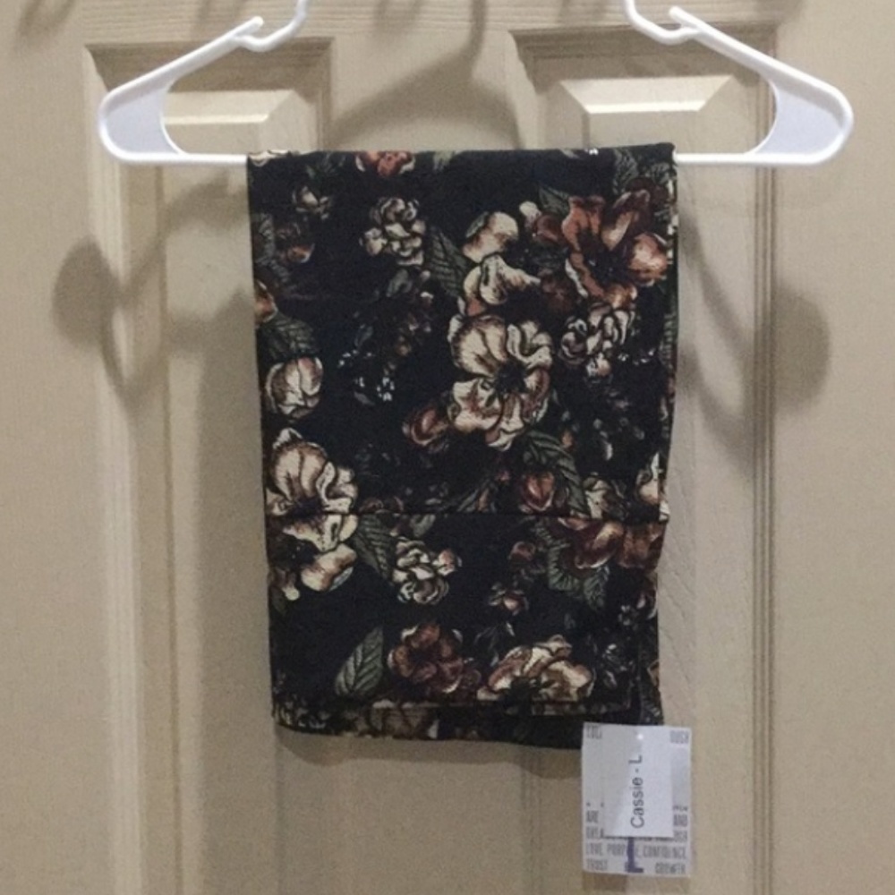 Large NWT Black With Floral Cassie